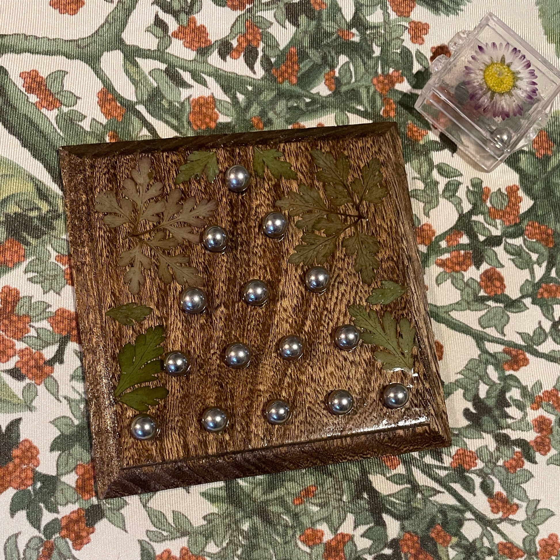 Pyramid solitaire pentagon puzzle board with pressed Daisy and Herb Robert - cottagecore goblincore nature handmade boardgame
